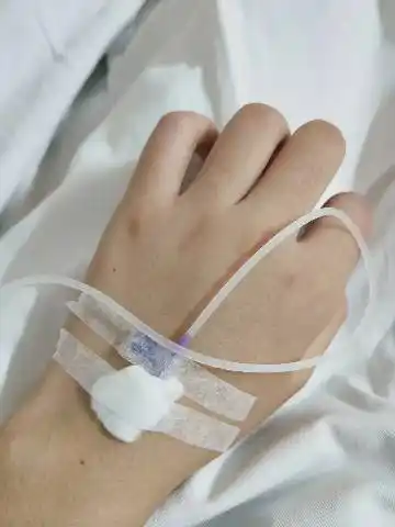 要一张女生手输液的照片!手的大小胖瘦最好能和下图差不多!