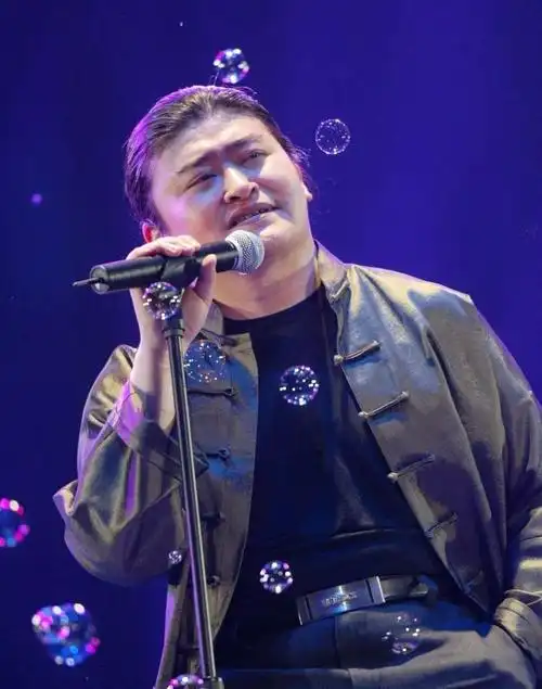 60岁刘欢退休生活照曝光与娇妻相伴感情好场面温馨日子滋润