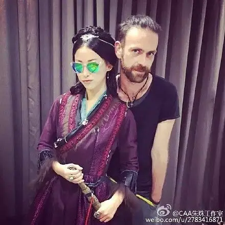 朱珠《马可波罗》嘟嘴卖萌合照拖拉机