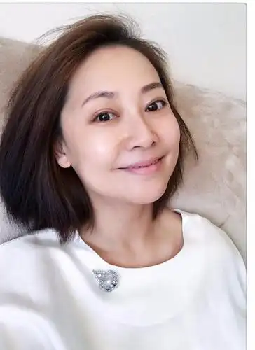 张茜近照43岁再次美出新高度难怪老公张卫健一直不离不弃