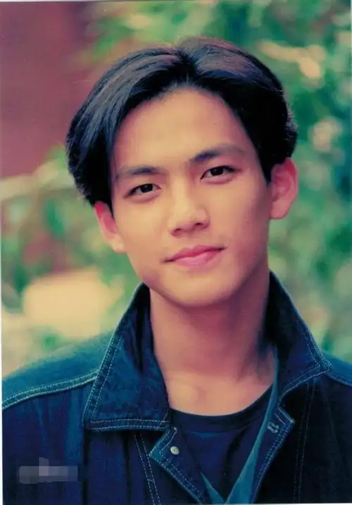 看了钟汉良刚出道时的照片那时的小哇真是帅笑容太迷人了