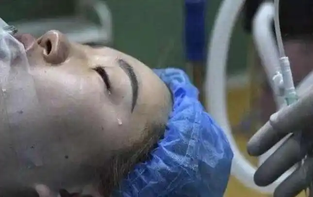 24岁产妇难产, 新生宝宝抱着妈妈脸不停亲吻: 妈妈快点醒来
