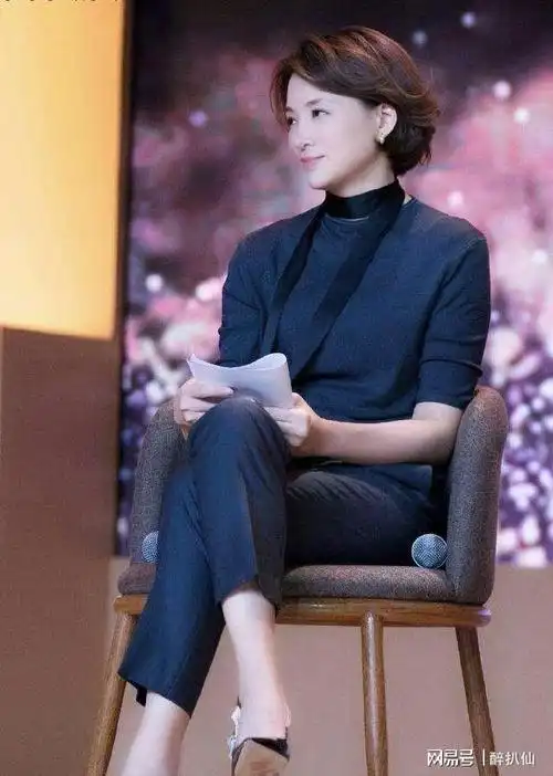 董卿近照神情憔悴眼神疲惫她退出春晚5年了她的近况如何