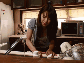 现在把几个经典的 超级搞笑的美女动态图分享给大家.