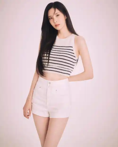 公开的照片中,徐贤穿着无袖露腰针织衫和短裤,让她的好身材一展无遗.