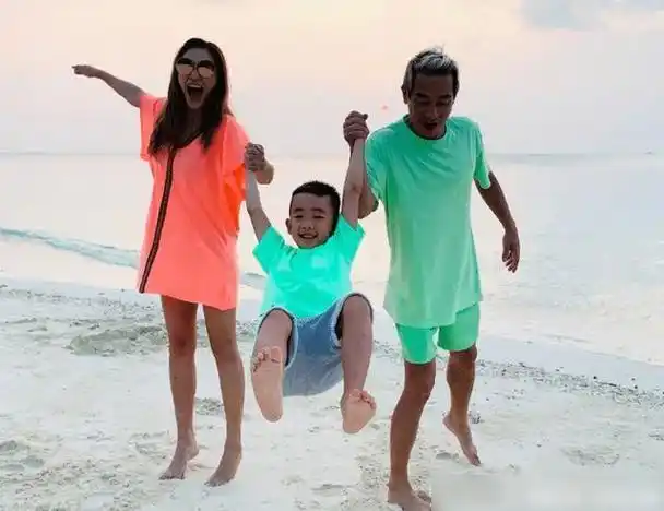 田亮一家全是脸,陆毅一家全是腿,看到图4的一家立马笑出声