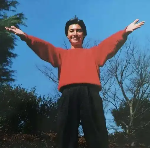 尊龙年轻时真绝,穿西服叠穿马甲英俊帅气,梳大背头显得骨相真美_腾讯