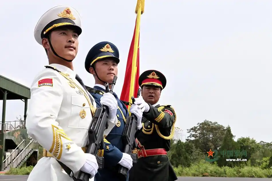 三军仪仗队军旗组为阅兵6个月训练踢4千多公里!