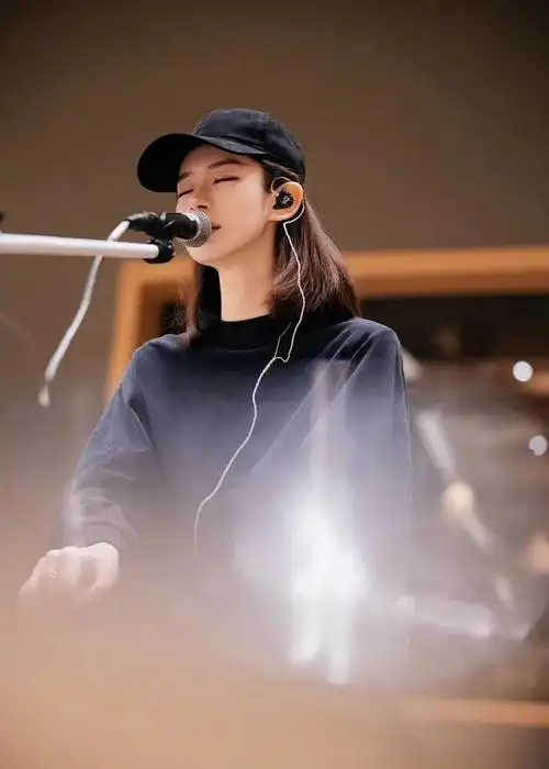 10月21日开唱四川女娃儿戚薇喊你回成都听演唱会啦