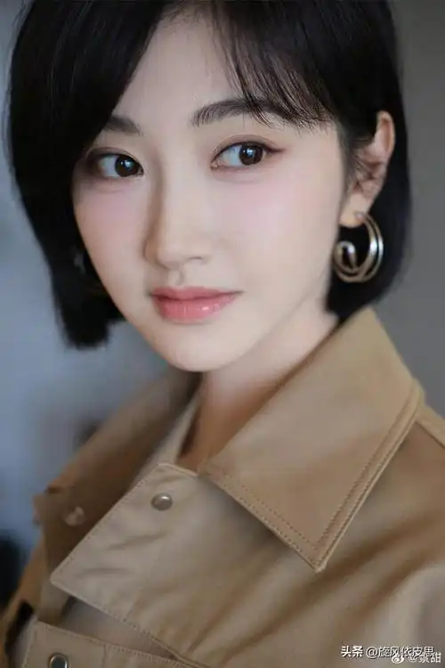 景甜驼色大衣甜美温柔妆容清透水光感十足