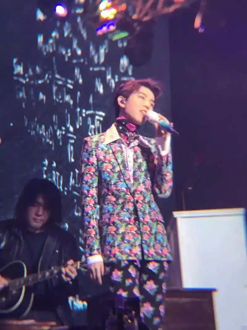 俊你也很想专属于你的那片蓝海吧什么时候能再开一次演唱会啊