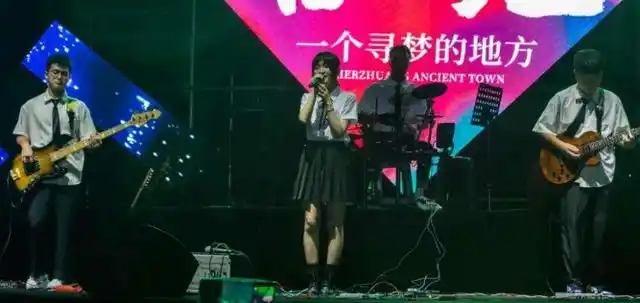 蓝光乐队女主唱名叫马丹丹