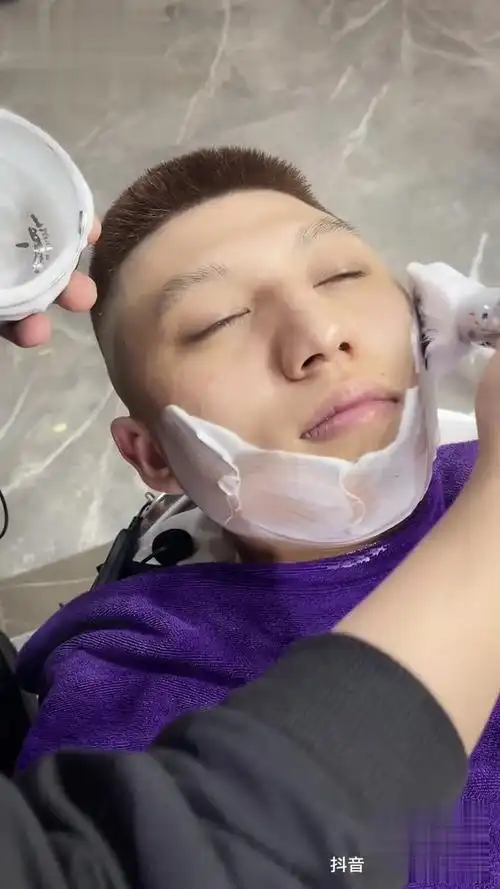 安安静静的修个面,慢节奏生活哪吒三太子 王凯发型设计 修面 西安男士
