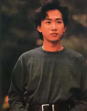 张旭飞皮肤黝黑,喜欢踢球,留长发模仿黄家驹(当时不知道)的发型,很