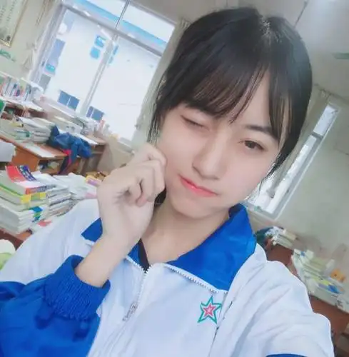 00后女生因穿校服走红网络 网友:比奶茶妹妹还清纯