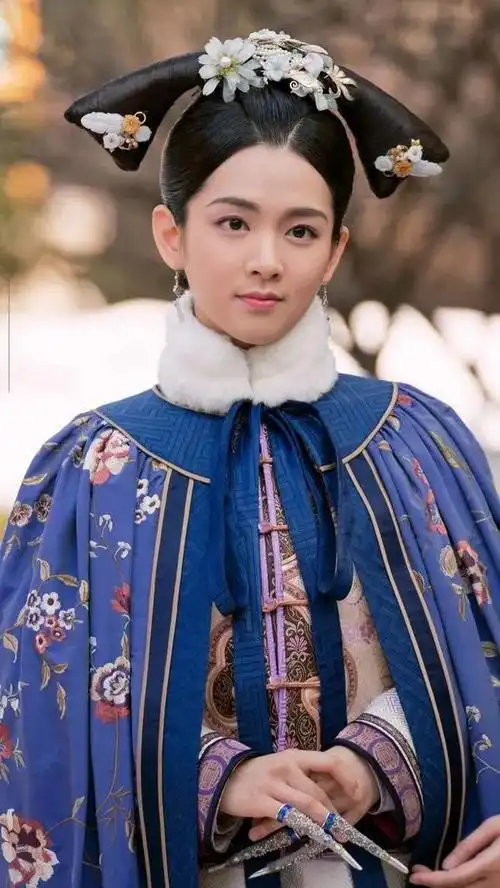 洗尽铅华,退去红妆,只剩孤独,高晞月如此,如懿亦如此,宫墙之内皆是