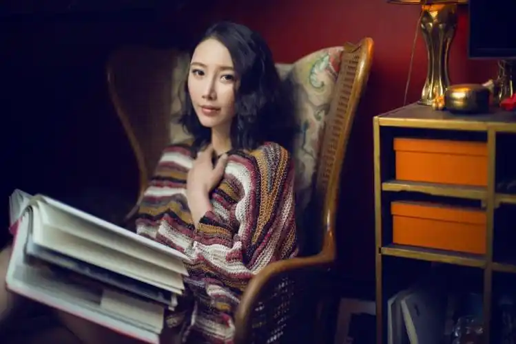 薄透毛衣当裙穿赵子惠优雅性感慵懒美