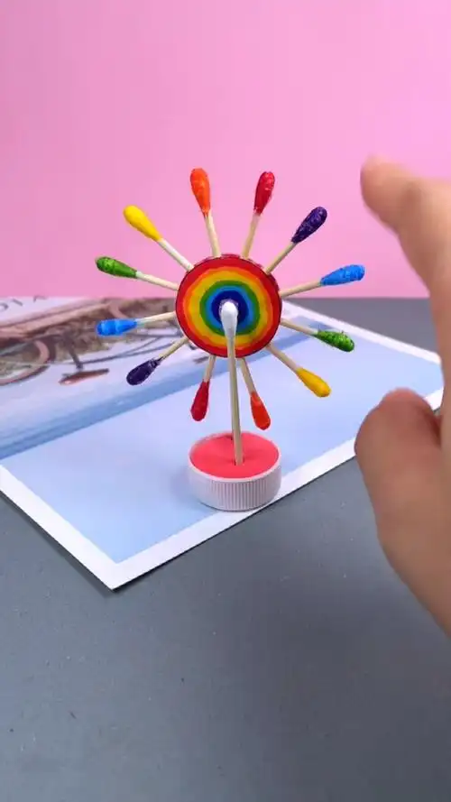用棉签和小瓶盖就能做旋转的摩天轮哦