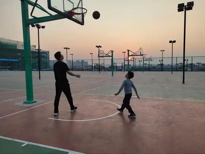 小伙子打篮球的姿势特别的帅气,拥有健康的体魄才能好好的学习!