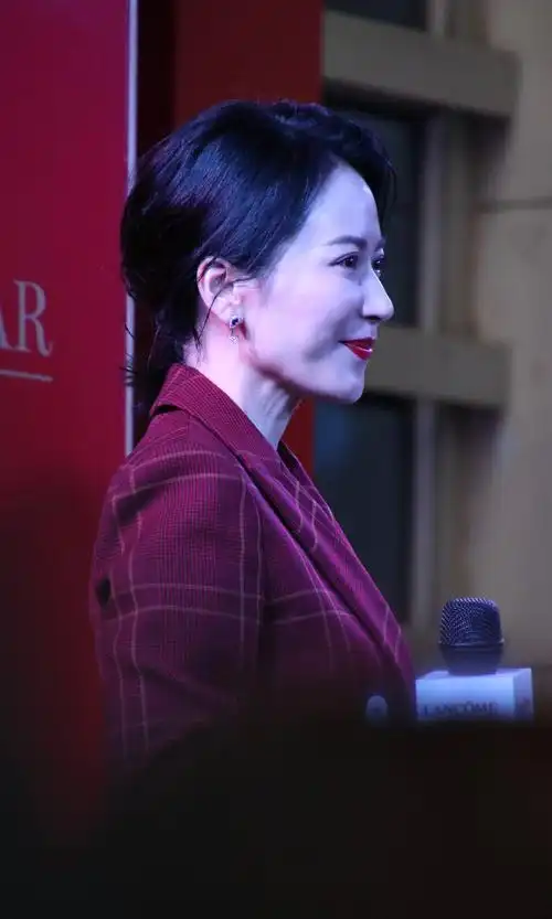 俞飞鸿终于不再低调,一身红色格纹装美得大气,未修图状态太好了