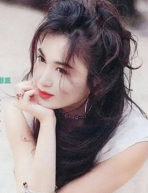 55岁温碧霞晒18岁旧照,时隔37年似无变化,被赞越活越年轻_照片_关系