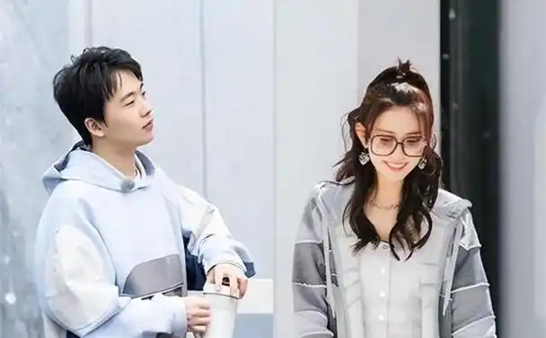 孟子义和郭麒麟是否真的在桃花坞里坠入情网,范丞丞直截了当地在综艺