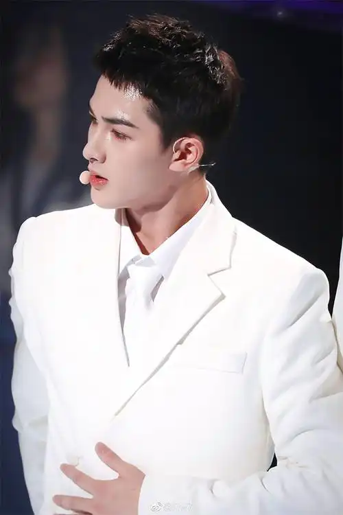 人间仙子朱正廷变寸头男孩,阳刚气十足,这一般人可驾驭不了