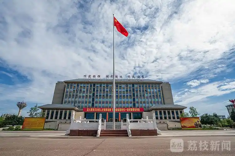 荔枝新闻 军事  武警工程大学坐落于古城西安秦阿房宫遗址上,现磁石门