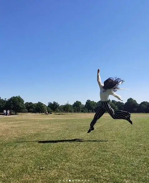 田馥甄草地赤脚跳跃放飞自我 随性连拍无偶像包袱