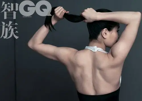 吴敏霞《gq》泳装大片展现体态美(图)