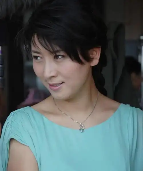 演员闫学晶45岁生小女儿演艺圈的大孝女49岁成了婆婆