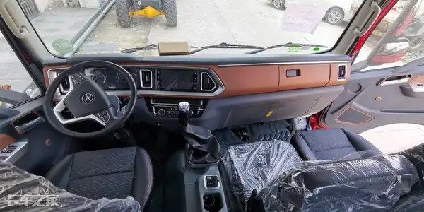 打开车门看内饰还以为是台小轿车大运祥龙全新黄牌中卡惊艳到我了