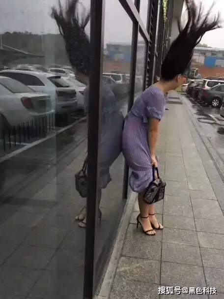 搞笑图片搞笑段子:看到这妹子,以后刮风天再也不能让老婆穿裙子_女人