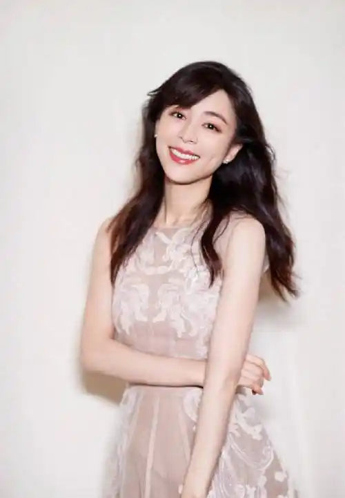 43岁张静初,真性感啊!凹凸感十足!_表演_角色_艺术