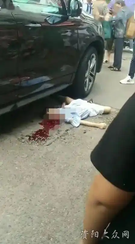 惊1日晚资阳桥亭子突发车祸小女孩倒在血泊中围观市民久未散去