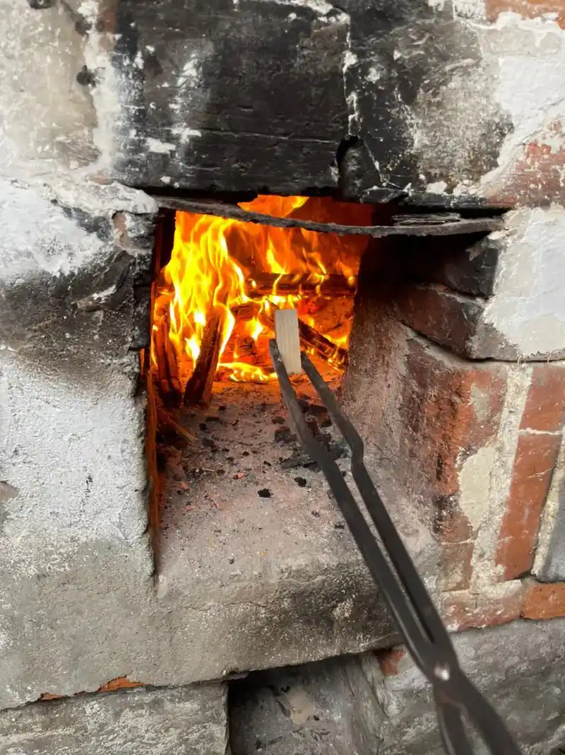 农村老家 #农家柴火灶 城里的孩子第一次烧土灶,瞬间回到小 - 抖音