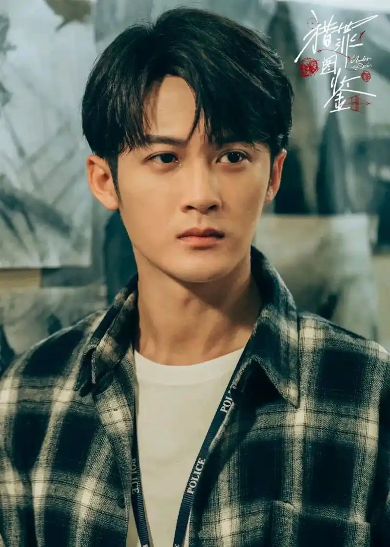 娱圈小八卦 1   王俊凯身高181左右,他是三个人里面最高的,身材比例最