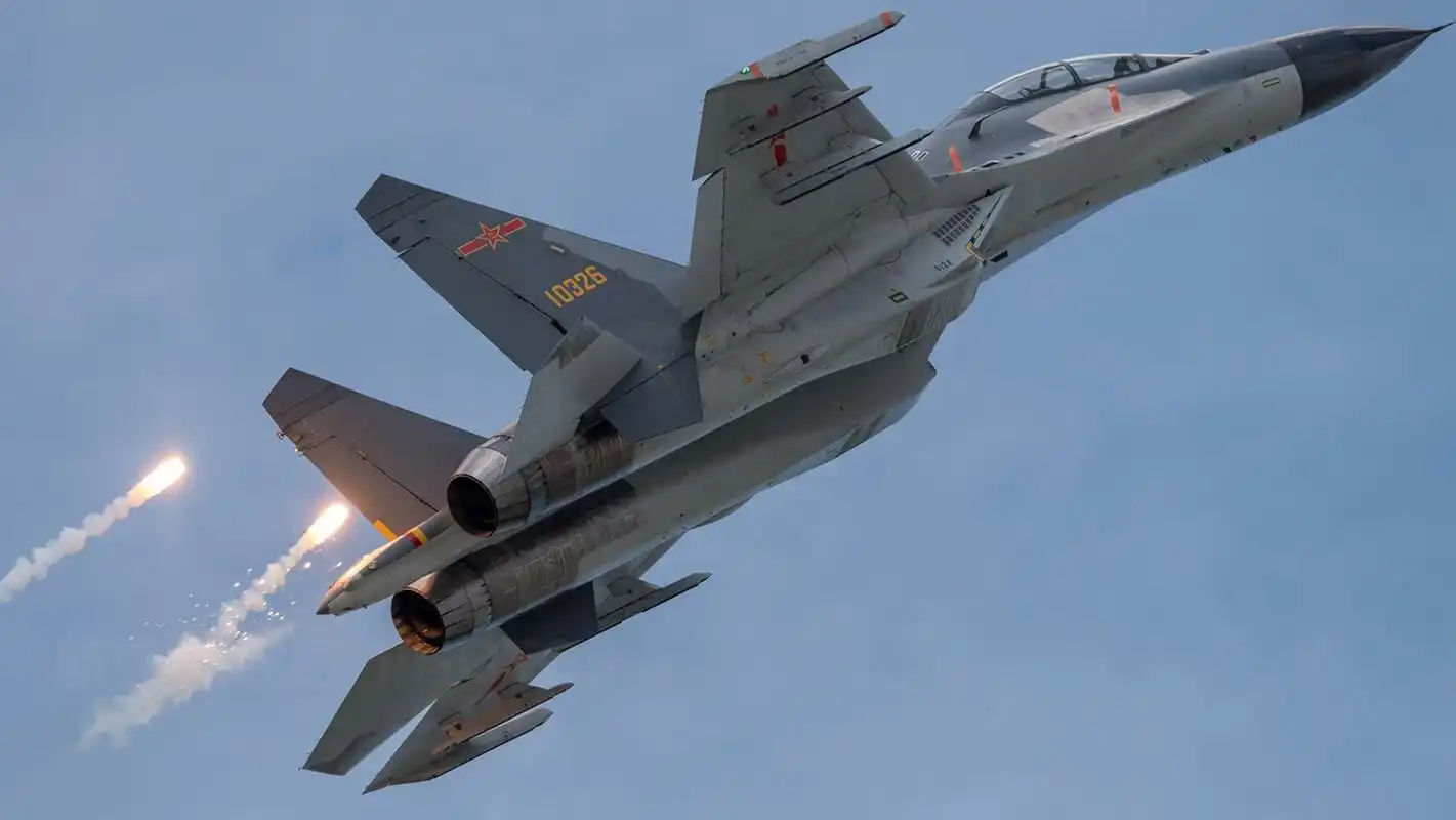 11bs战斗机,图片中可以看到两架歼-11bs战斗机配装