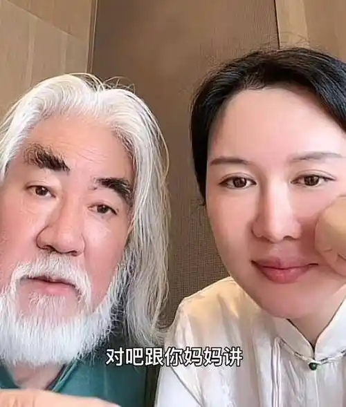 著名导演张纪中晒小娇妻合照秀恩爱,我却笑死在网友的评论区_张智正
