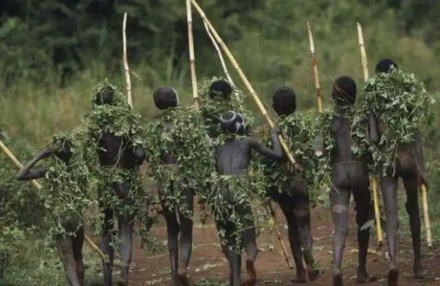 最有野性的原始部落生孩子方式难以接受还以不穿衣服为美
