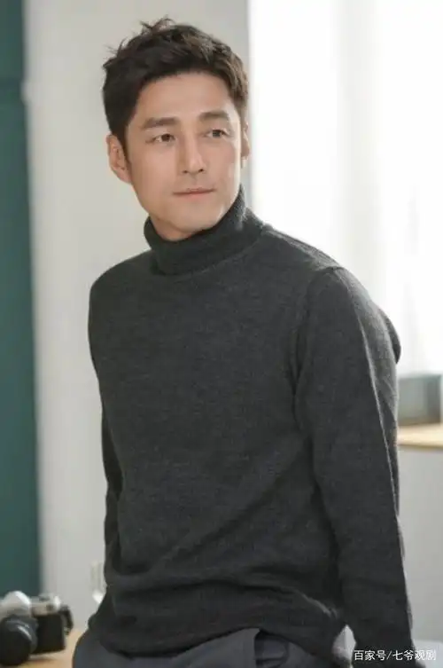 池珍熙出生于1971年,是当今韩国银幕上非常有魅力的男演员,1997年