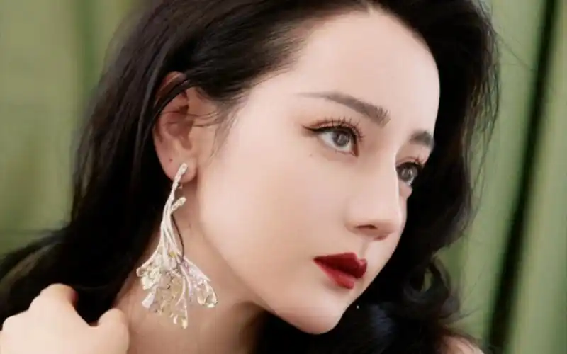 [迪丽热巴]明艳大美人!港风也驾驭的好好!