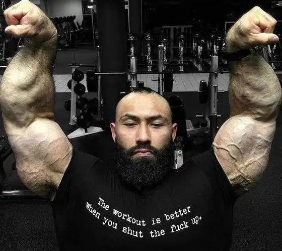 这个肌肉猛男拥有百万粉丝,凭借一张腿照红遍网络健身圈