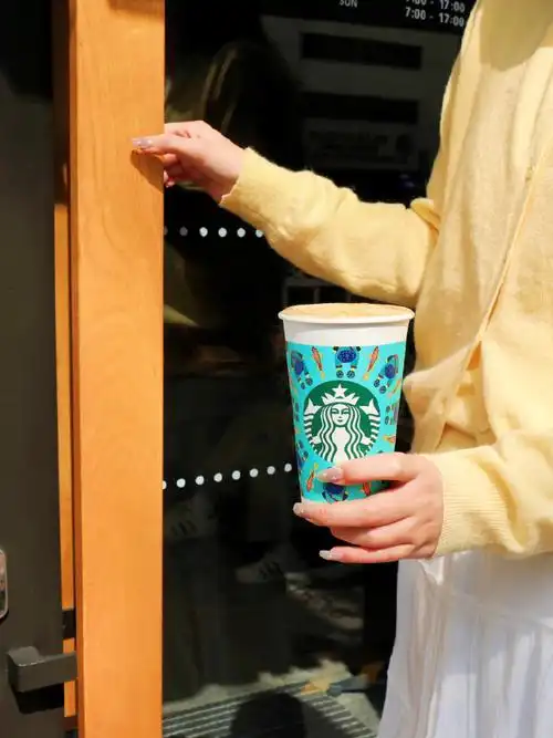 星巴克咖啡杯里的美术馆##春咖满茶香##手握春日之美