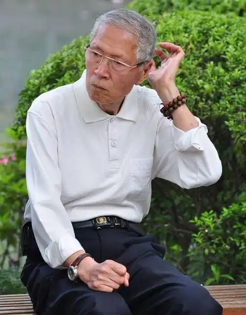 业余的就知道差别太大了_头发_发型_黑色