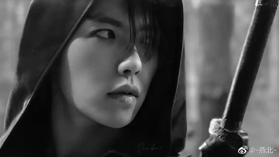 大家有没有觉得肖宇梁的小哥正面冷,侧面很温柔(加演技楼,图多慎入)