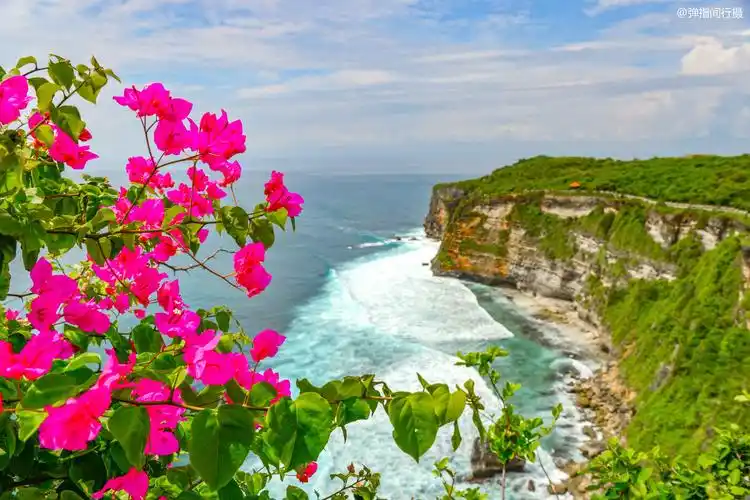 来到这里,不仅能饱览这座神奇的寺庙,还能欣赏巴厘岛最美的日落美景.