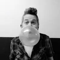 男生吹泡泡糖头像_微信头像图片大全