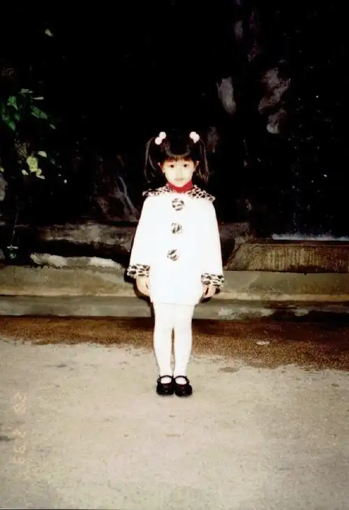 文咏珊晒90年代的童年照,宝贝这么可爱是要被我亲晕的