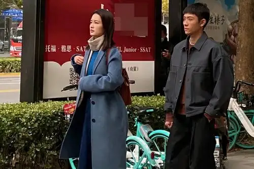 张一山李沁新剧现场路透,两人牵手心情大好,cp感十足引发猜测